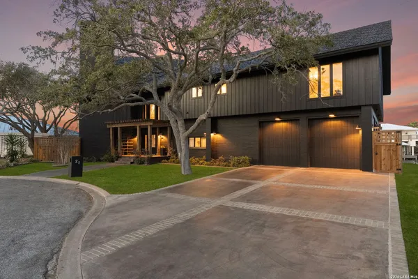 a view of a livingroom with furniture and a livingroom