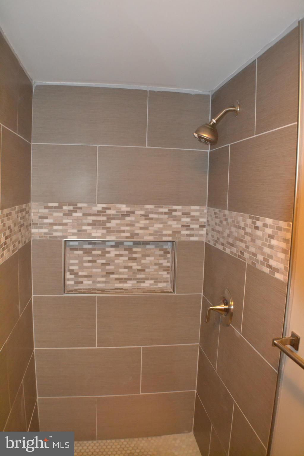 4869 Melbourne Road Baltimore, MD 21229 - Photo 14 of 17 Bath