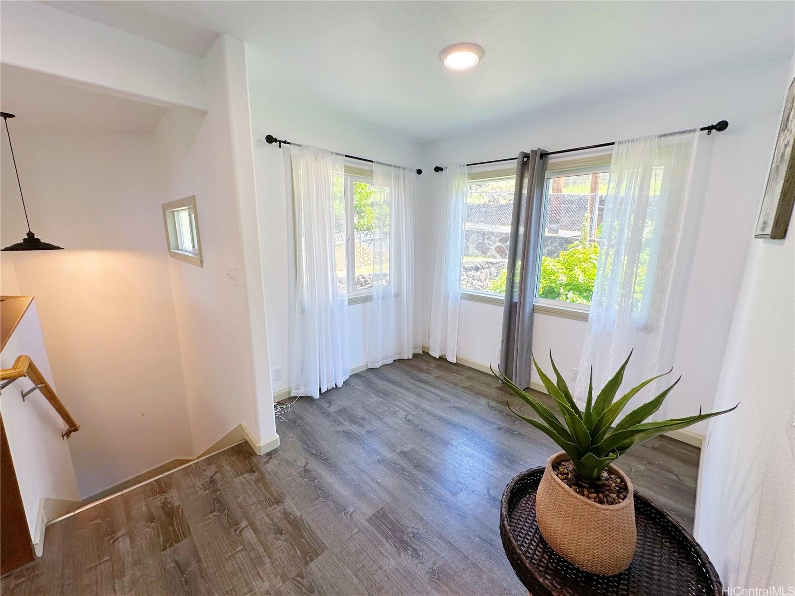 2578 Pacific Heights Road Honolulu, HI 96813 - Photo 4 of 25 Upstairs entry way