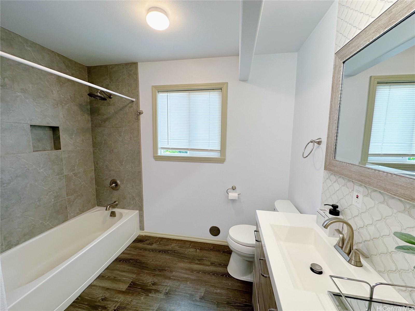 2578 Pacific Heights Road Honolulu, HI 96813 - Photo 8 of 25 Upstairs primary bathroom