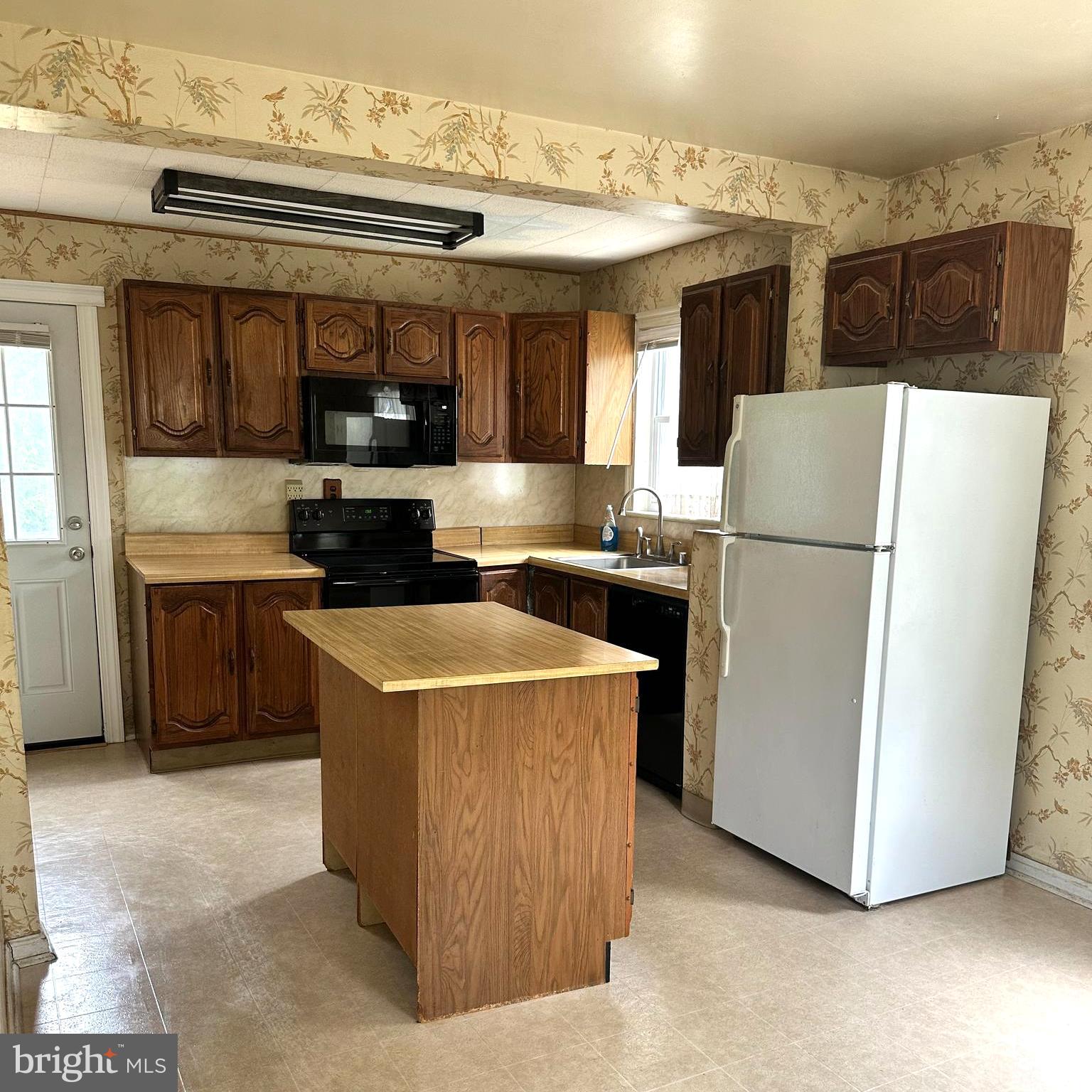 2817 63rd Place Cheverly, MD 20785 - Photo 6 of 17 Kitchen with all working appliances