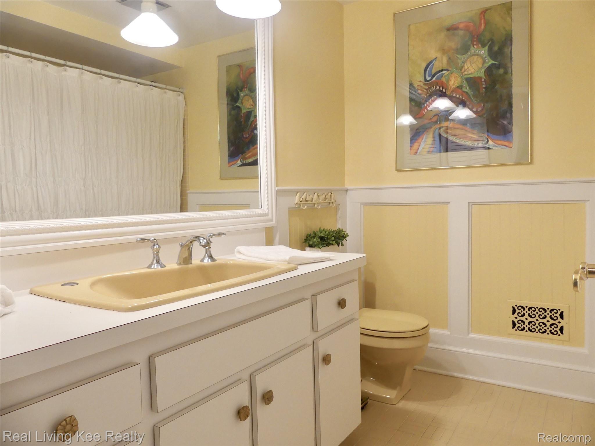 219 Beechview Drive Rochester, MI 48306 - Photo 45 of 64 Full bath upstairs