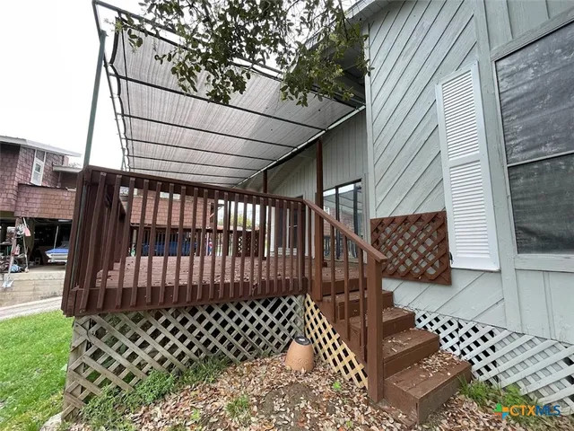 a view of entryway with a yard
