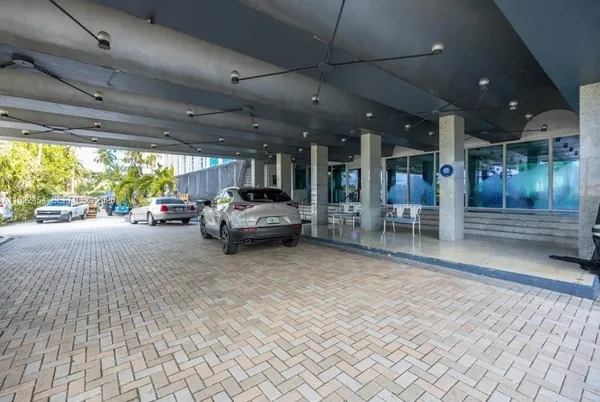 $3,250 | 5055 Collins Avenue, Unit 2K, Miami Beach, FL 33140