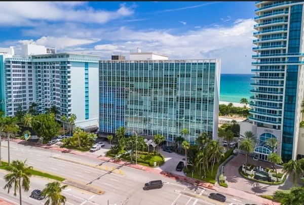 $3,250 | 5055 Collins Avenue, Unit 2K, Miami Beach, FL 33140