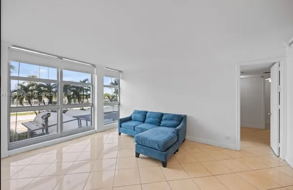 $3,250 | 5055 Collins Avenue, Unit 2K, Miami Beach, FL 33140