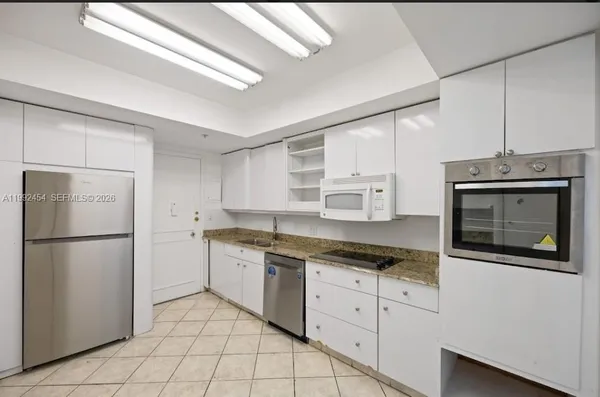 $3,250 | 5055 Collins Avenue, Unit 2K, Miami Beach, FL 33140
