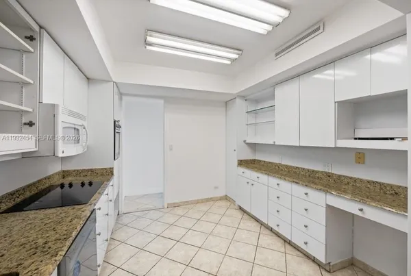 $3,250 | 5055 Collins Avenue, Unit 2K, Miami Beach, FL 33140