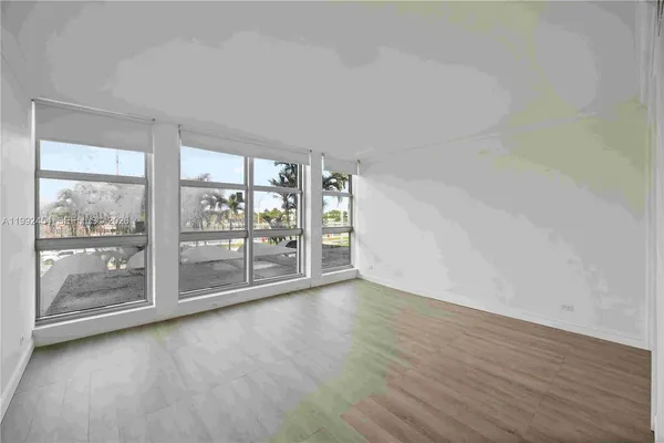 $3,250 | 5055 Collins Avenue, Unit 2K, Miami Beach, FL 33140