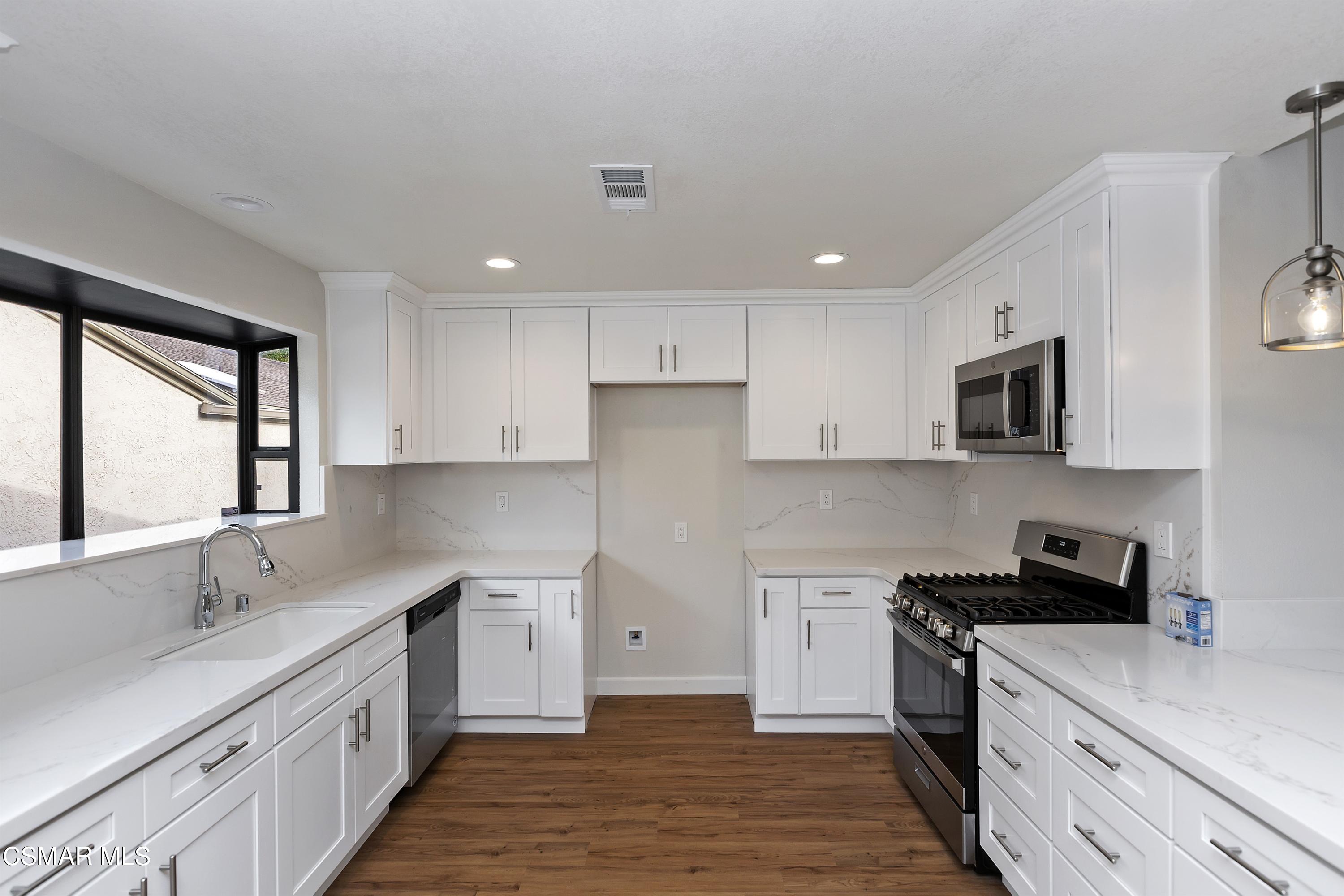 526 Vía Zapata Riverside, CA 92507 - Photo 14 of 37 018_Kitchen