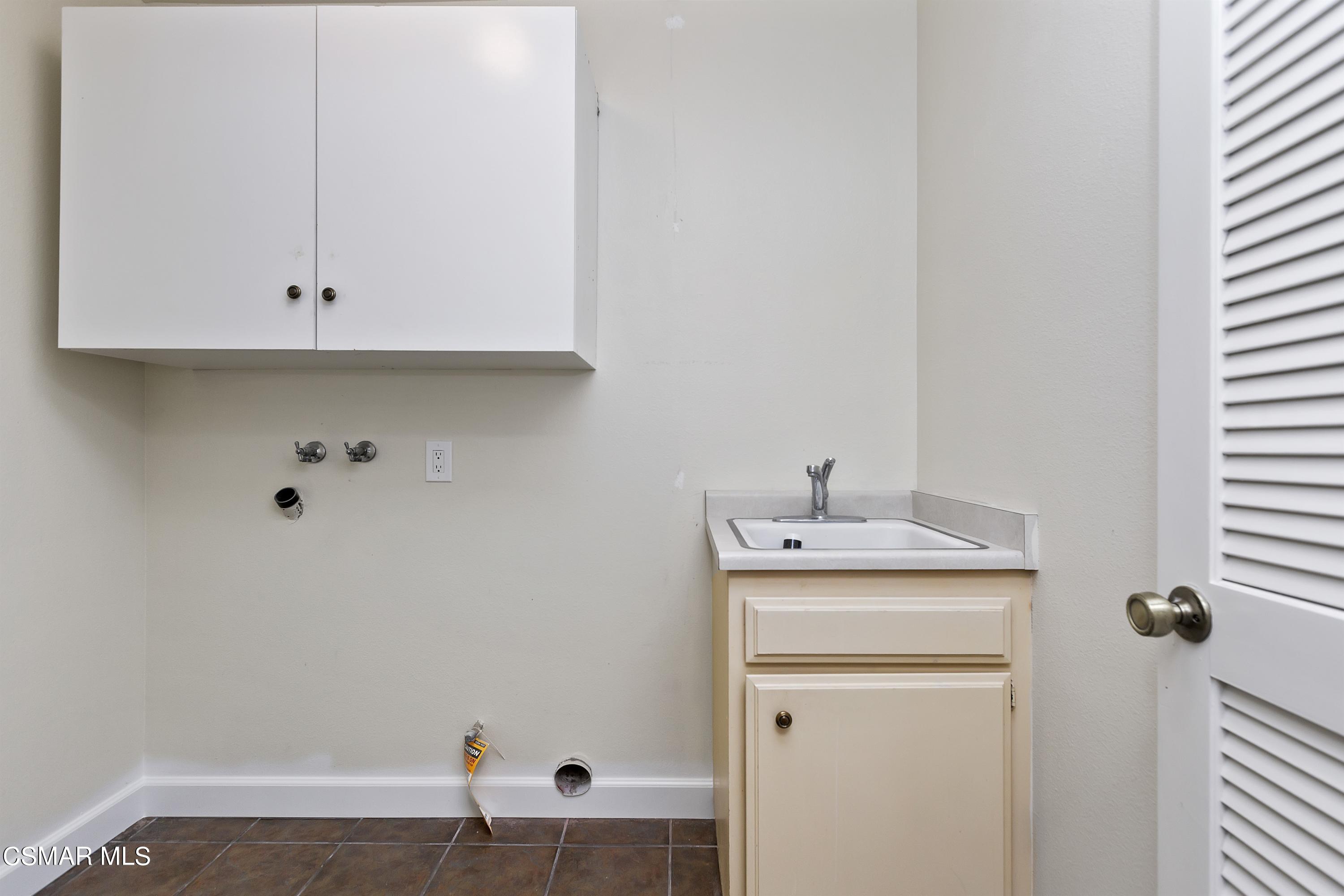 526 Vía Zapata Riverside, CA 92507 - Photo 17 of 37 021_Laundry Room