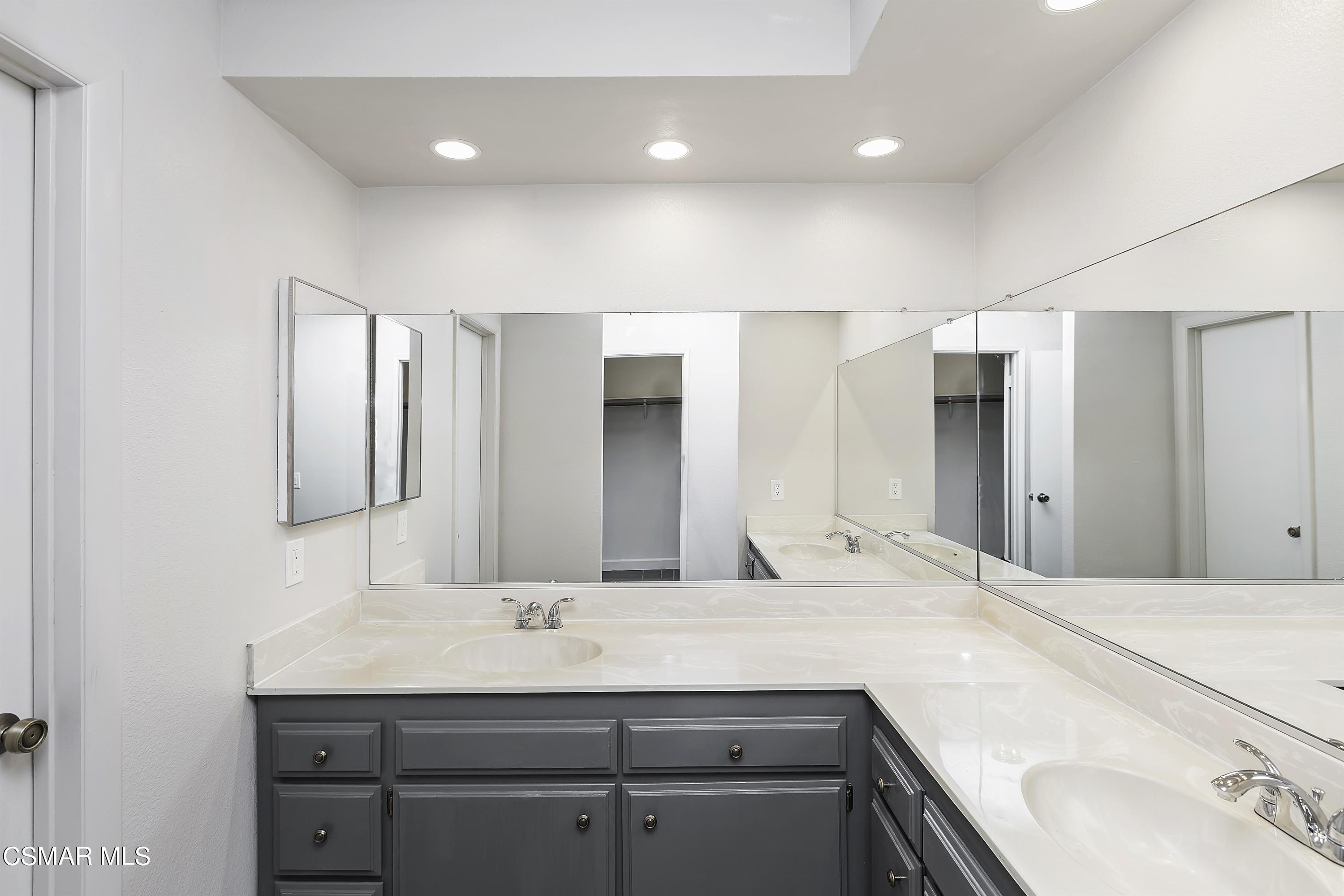 526 Vía Zapata Riverside, CA 92507 - Photo 19 of 37 023_Master Bathroom