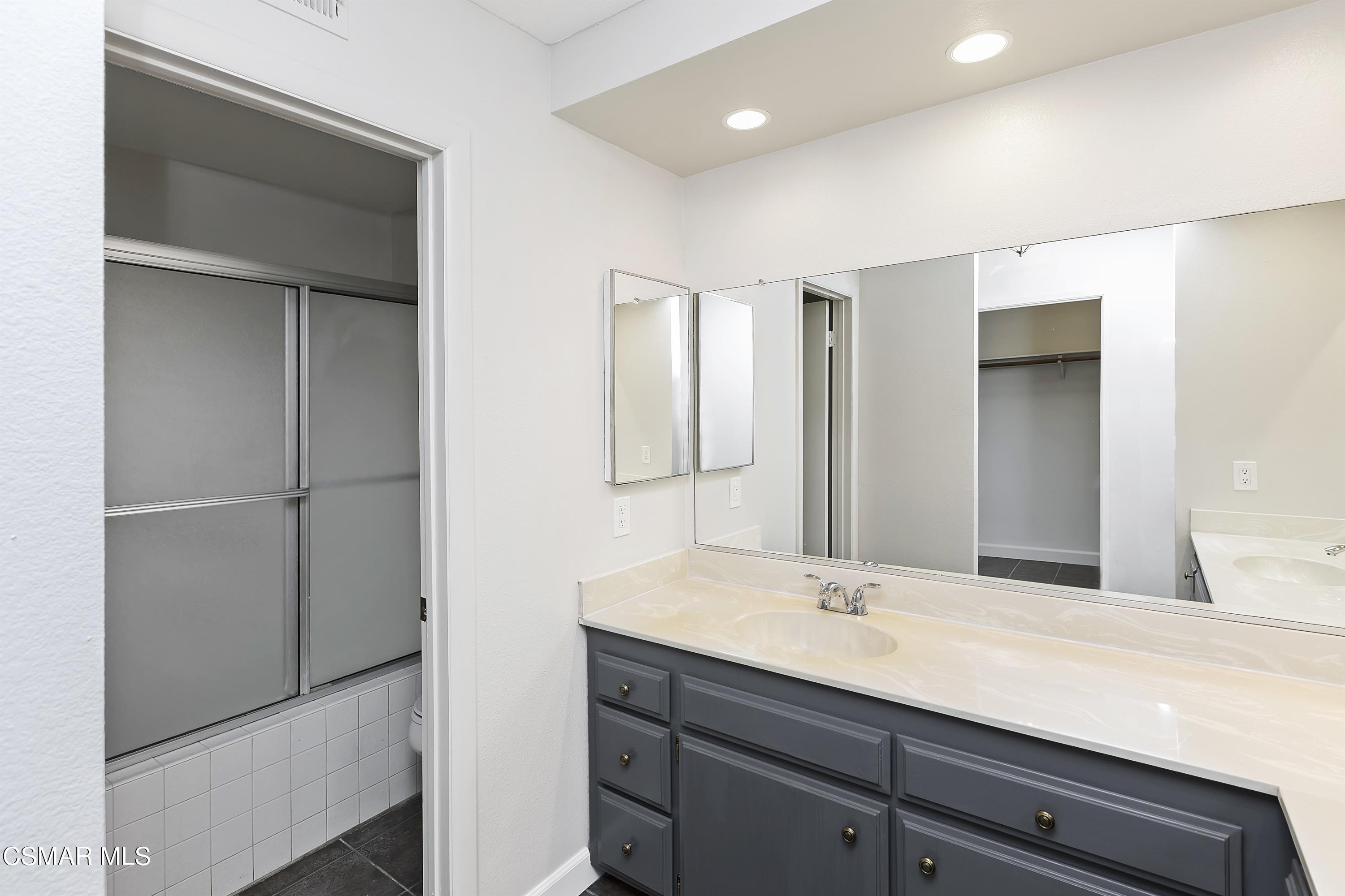 526 Vía Zapata Riverside, CA 92507 - Photo 20 of 37 024_Master Bathroom