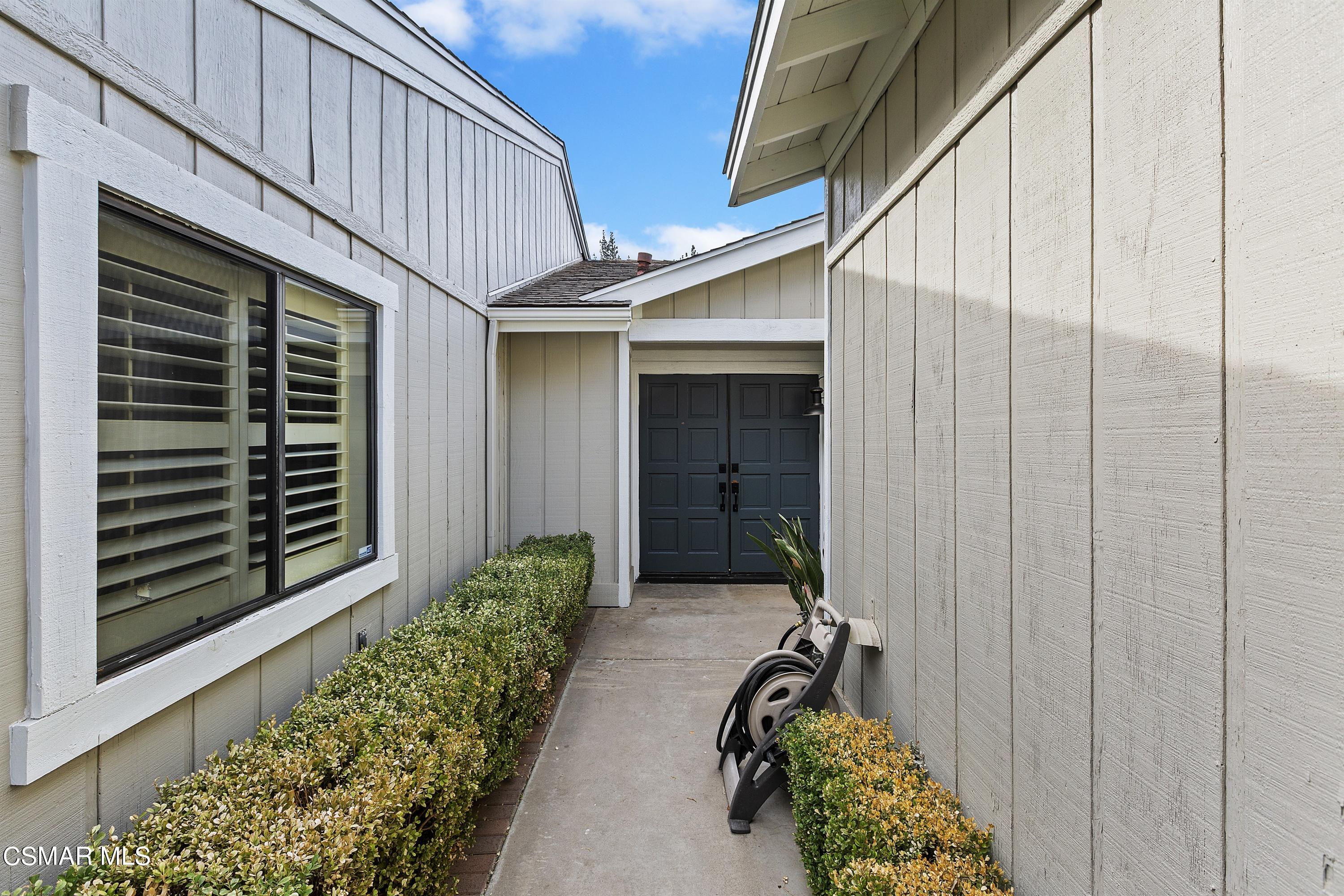 526 Vía Zapata Riverside, CA 92507 - Photo 4 of 37 006_Porch