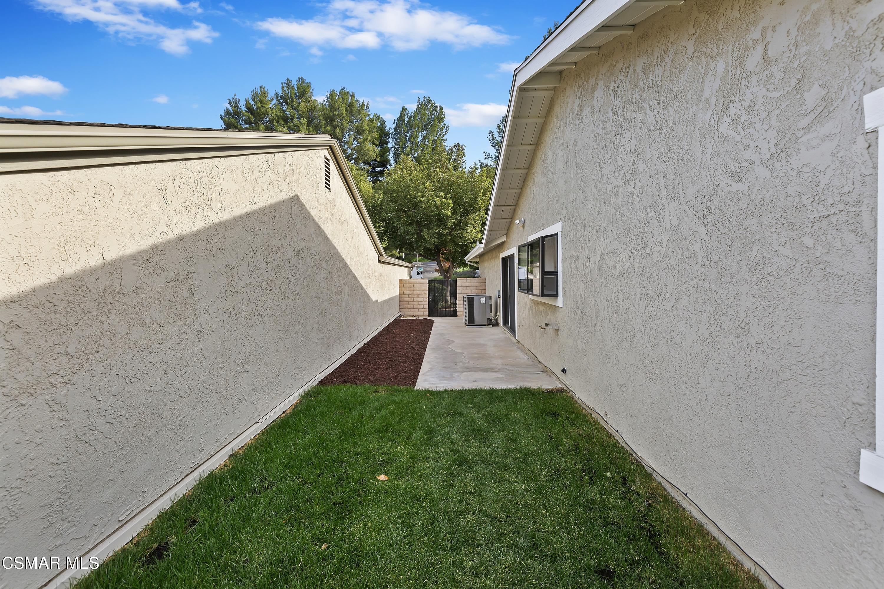 526 Vía Zapata Riverside, CA 92507 - Photo 33 of 37 042_Side Yard