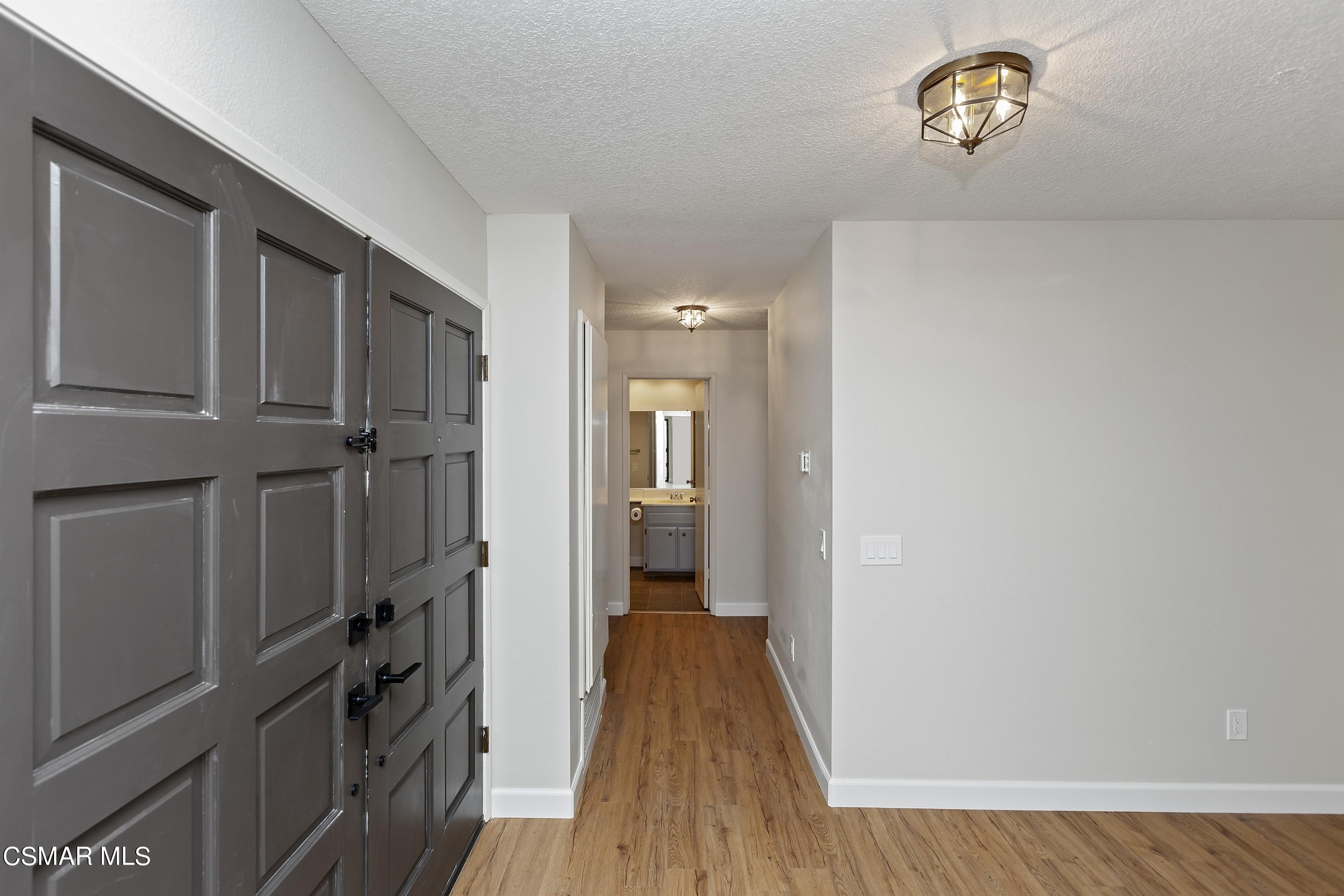 526 Vía Zapata Riverside, CA 92507 - Photo 5 of 37 008_Foyer