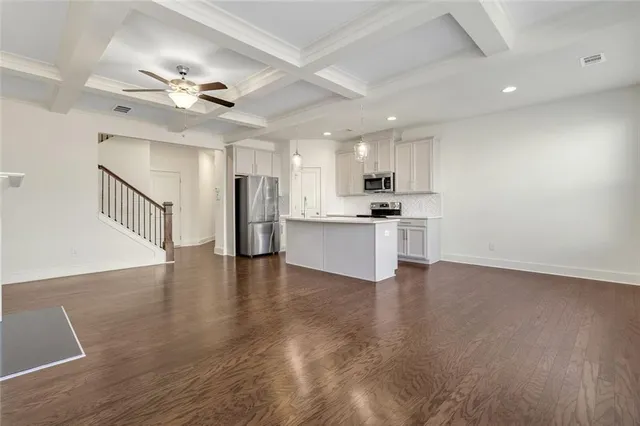 en empty room with windows and ceiling fan