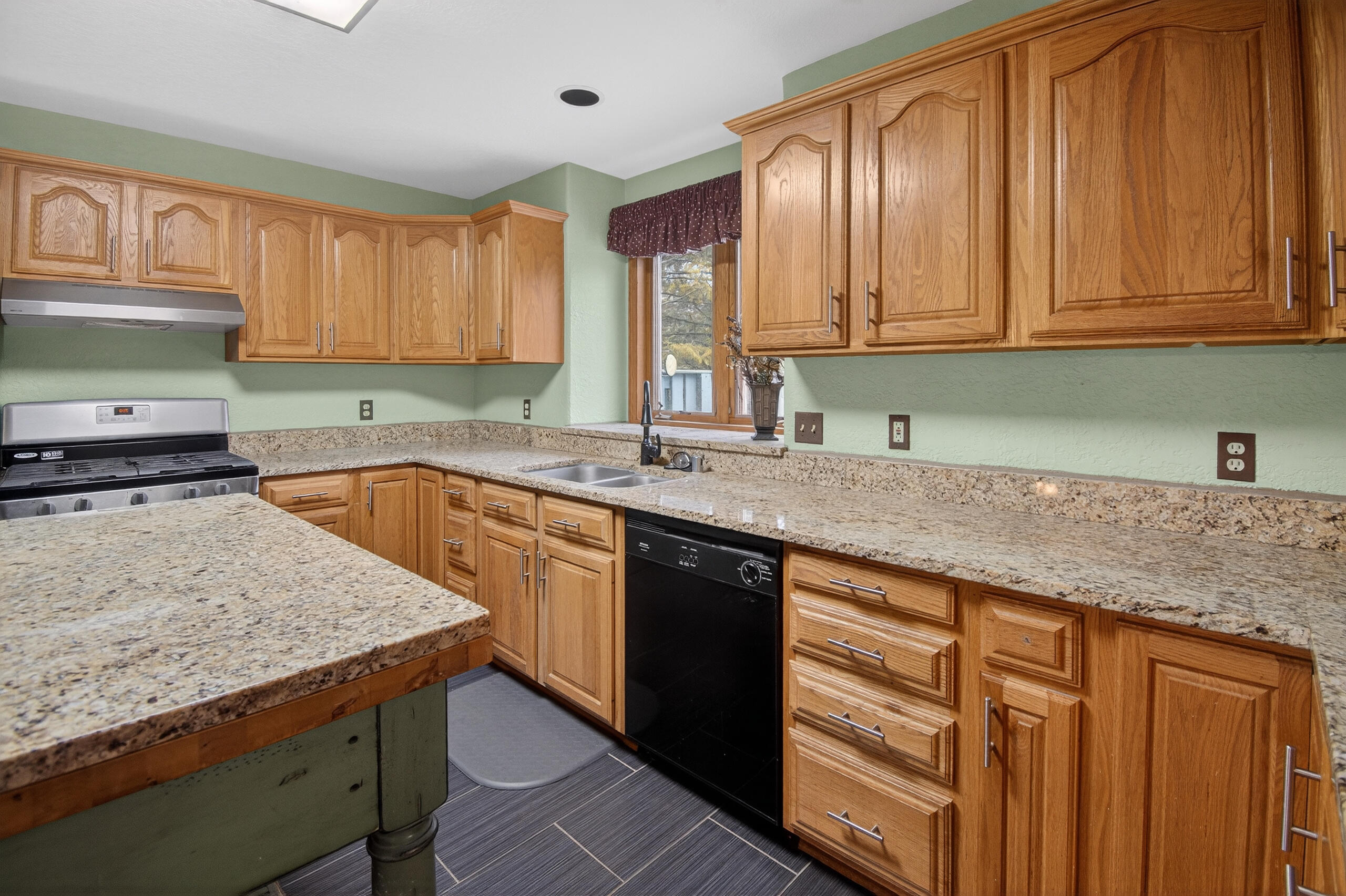 9934 28th Avenue Pleasant Prairie, WI 53158 - Photo 11 of 48 Kitchen
