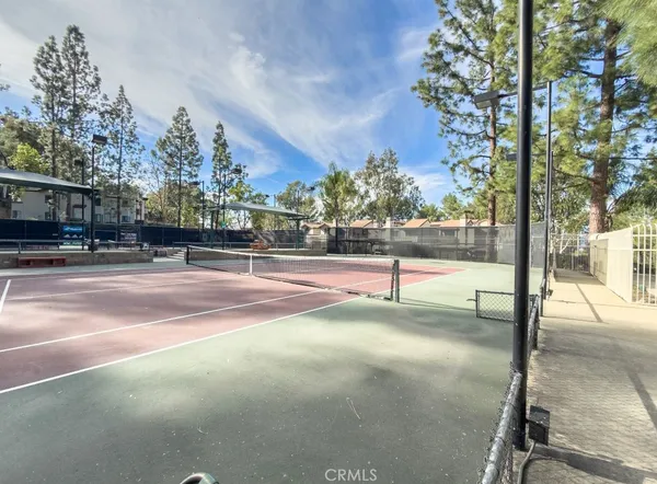 a view of a parking area