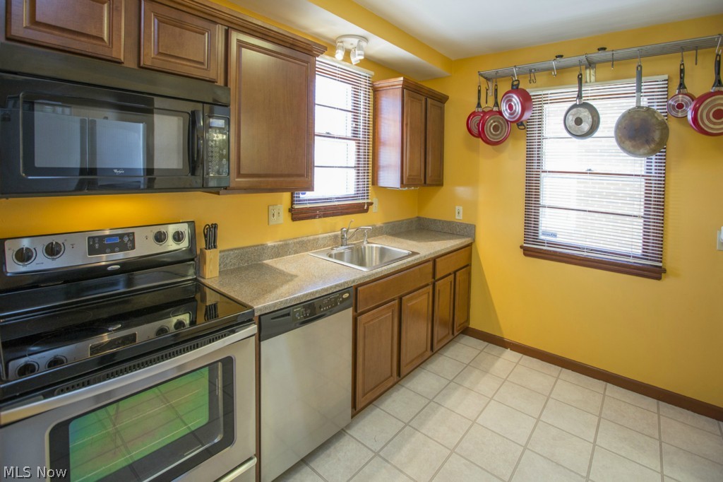 17207 Neff Road Cleveland, OH 44119 - Photo 10 of 25 Completely remodeled kitchen with stainless steel appliances.