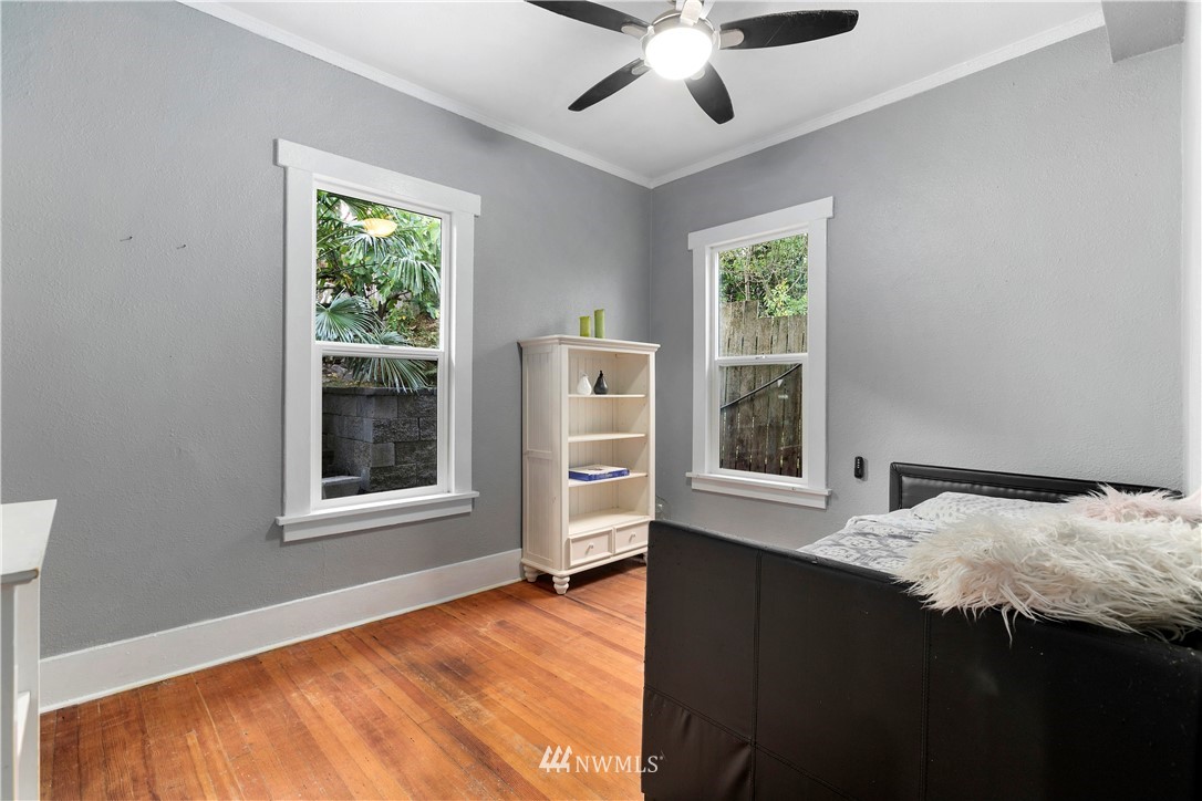 1625 27th Avenue Seattle, WA 98122 - Photo 28 of 40 a bedroom with bed and window