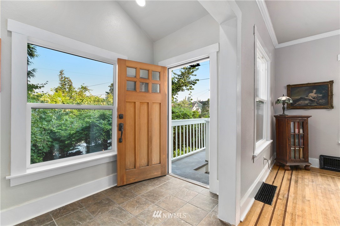 1625 27th Avenue Seattle, WA 98122 - Photo 4 of 40 a view of a interior of the house