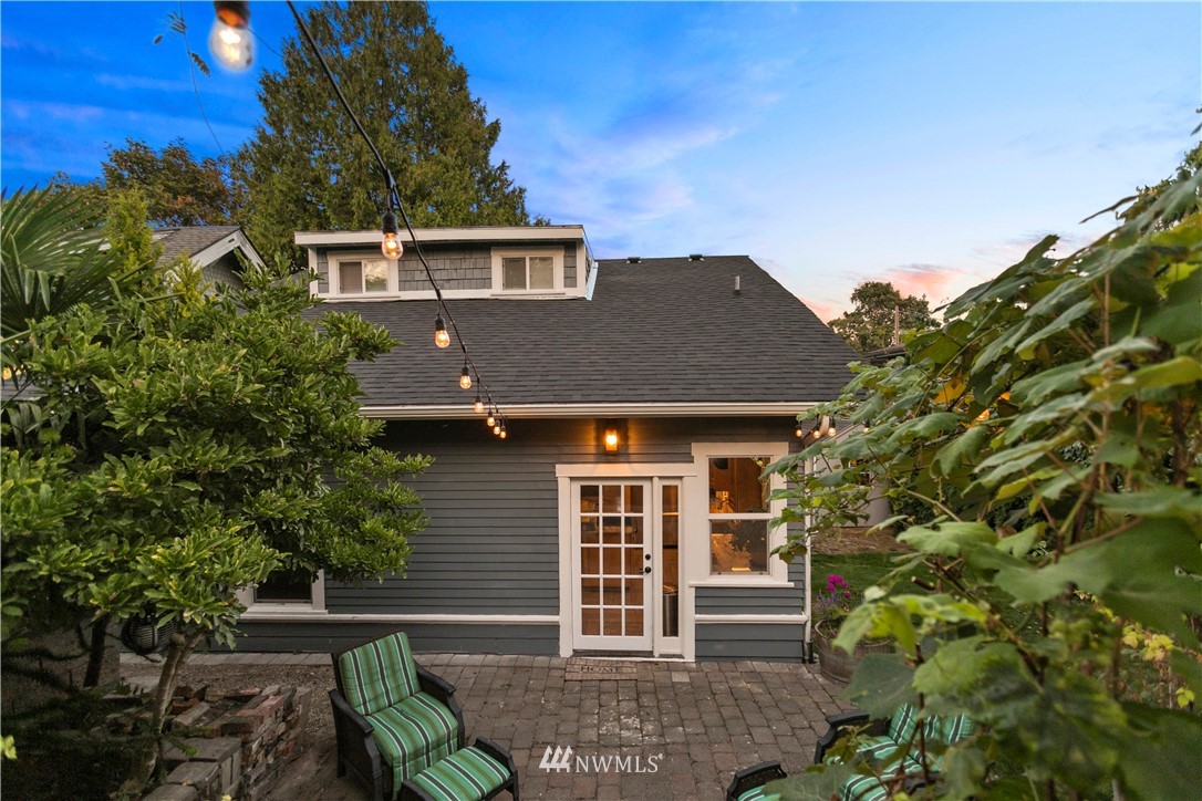 1625 27th Avenue Seattle, WA 98122 - Photo 37 of 40 a front view of a house with a yard
