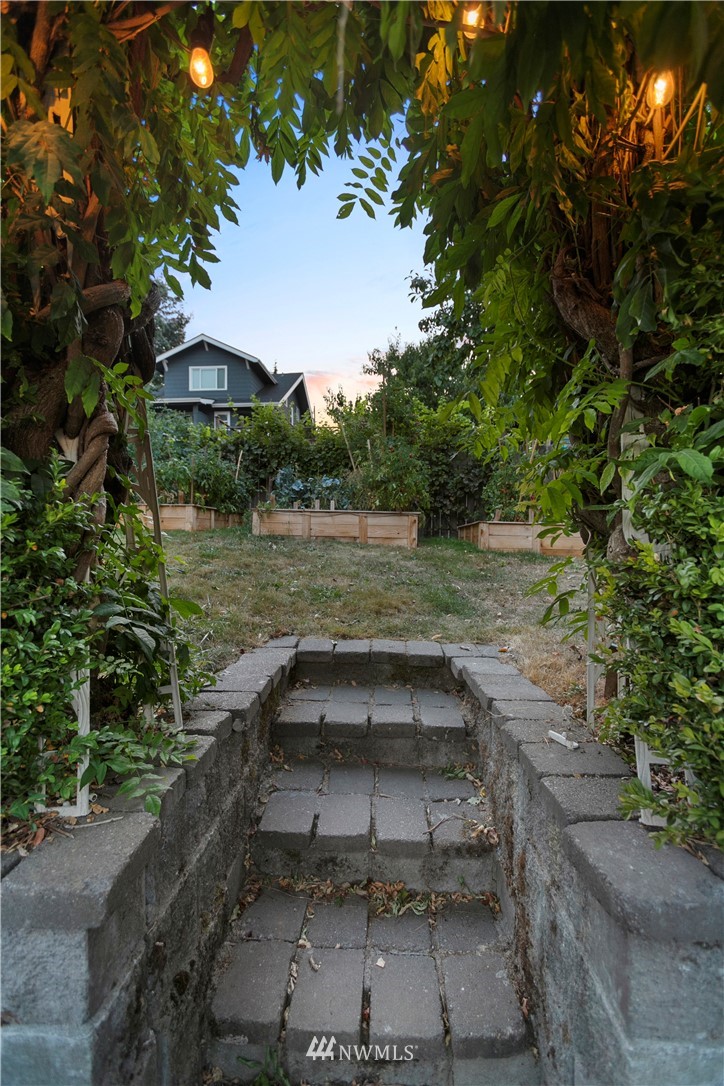 1625 27th Avenue Seattle, WA 98122 - Photo 38 of 40 a view of a yard with an outdoor space