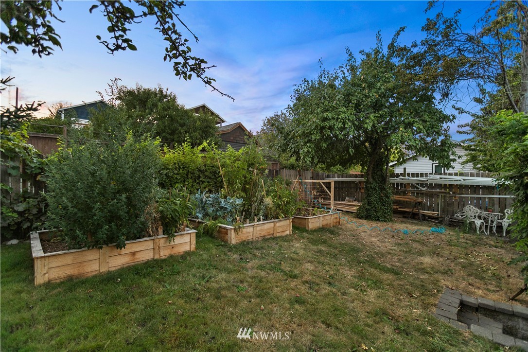 1625 27th Avenue Seattle, WA 98122 - Photo 39 of 40 a view of a garden