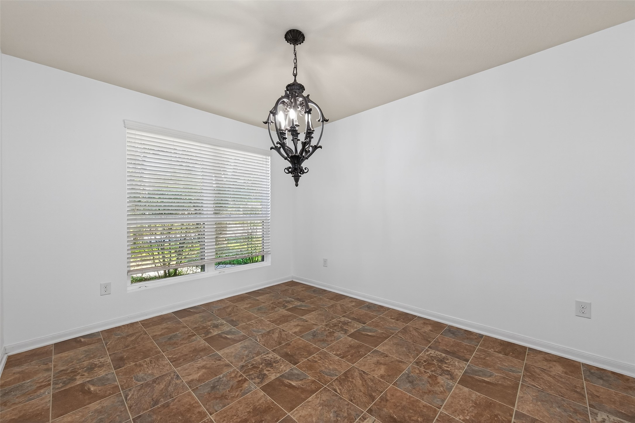9940 Swallow Drive Conroe, TX 77385 - Photo 11 of 30 Breakfast Room - Upgraded chandelier