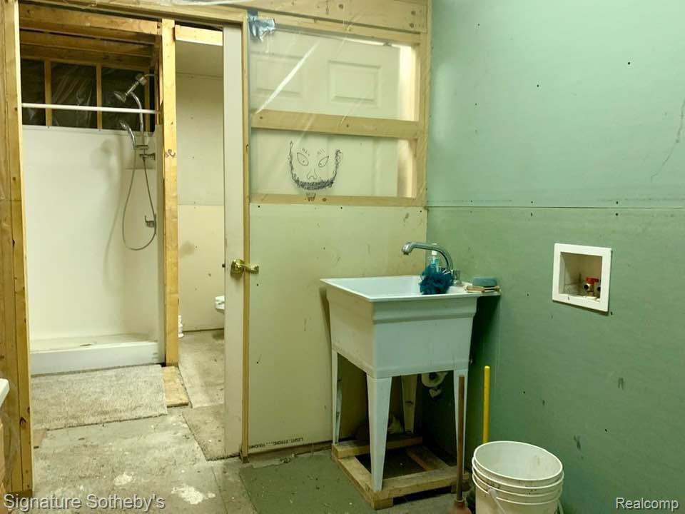 5076 Argentine Road Howell, MI 48855 - Photo 5 of 16 Functioning laundry