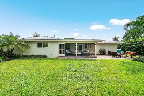 a view of yard with green space