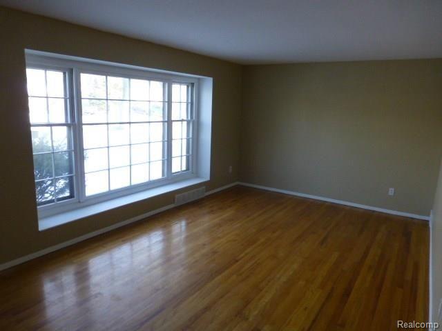 29774 Rambling Road Southfield, MI 48076 - Photo 4 of 26