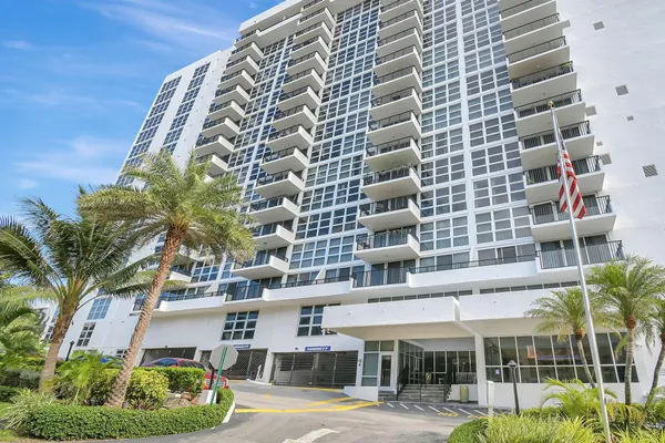 $2,700 | 531 North Ocean Boulevard, Unit 805, Pompano Beach, FL 33062