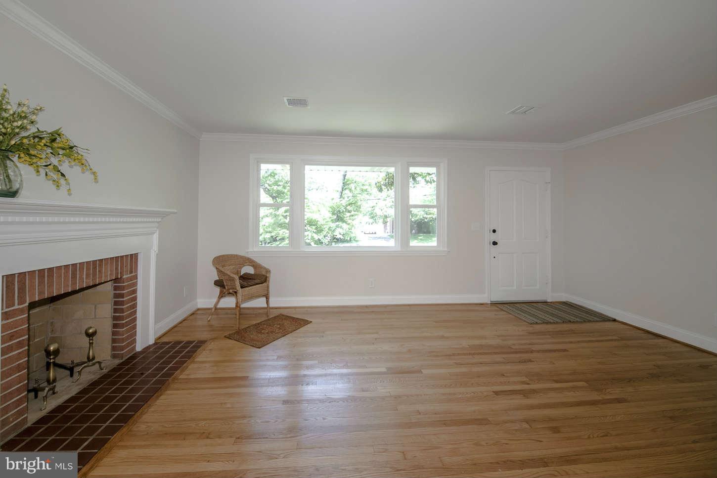 10709 Huntley Avenue Silver Spring, MD 20902 - Photo 7 of 30 Living Room