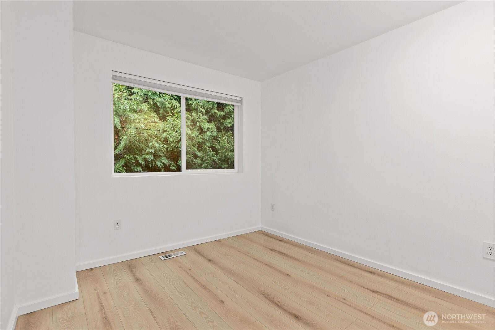 23300 Southeast Black Nugget Road, Unit D3 Issaquah, WA 98029 - Photo 25 of 35 an empty room with a window