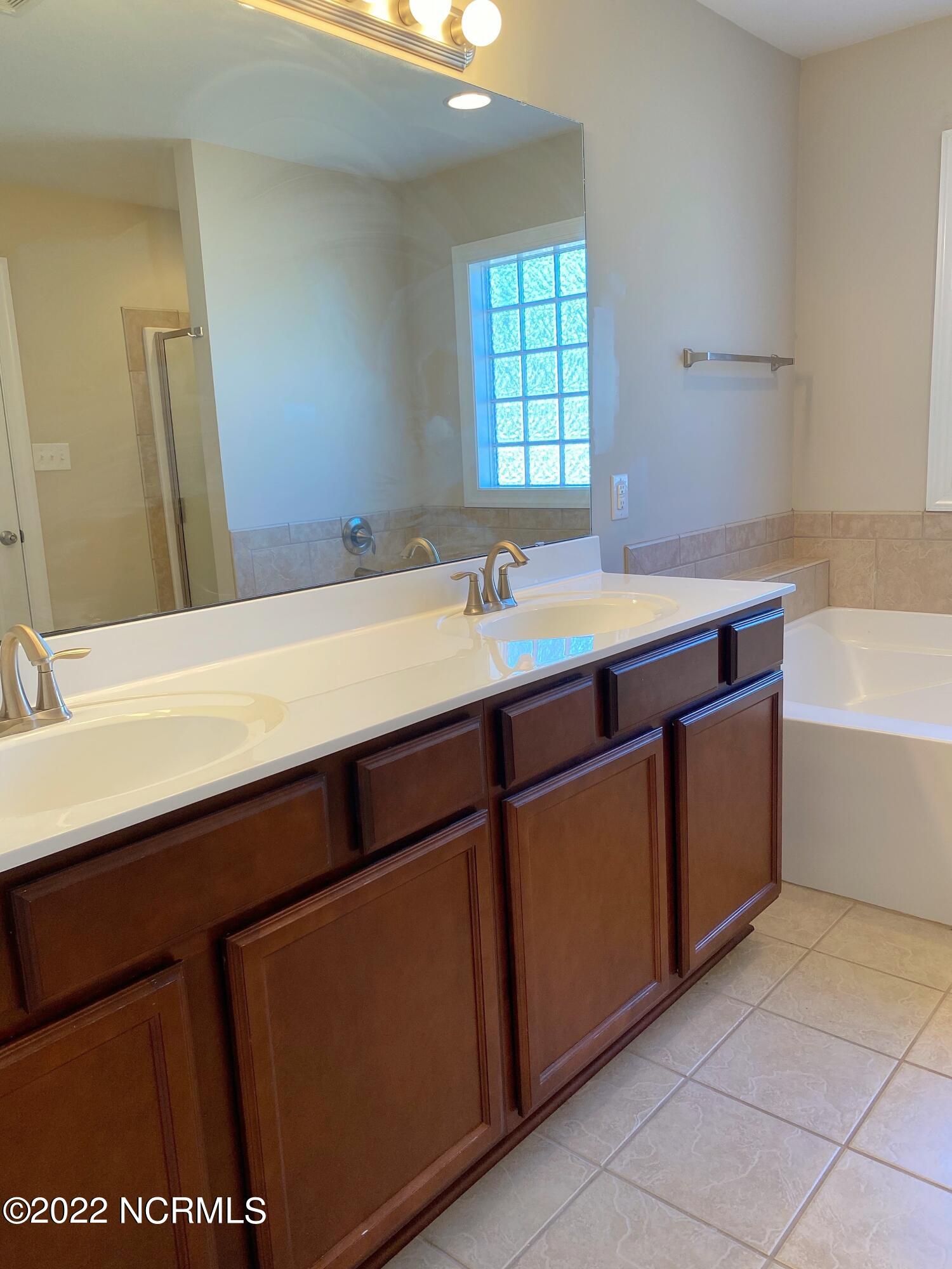 124 Peytons Ridge Drive Hubert, NC 28539 - Photo 29 of 49 Master Bath