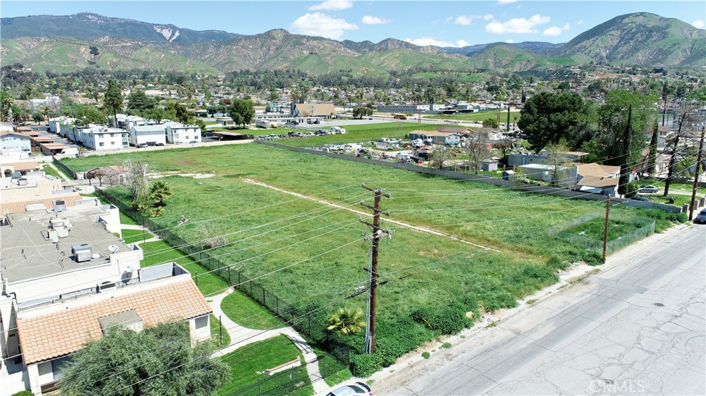1530 East Marshall Boulevard San Bernardino, CA 92404 - Photo 4 of 7 a view of a garden with an apartment