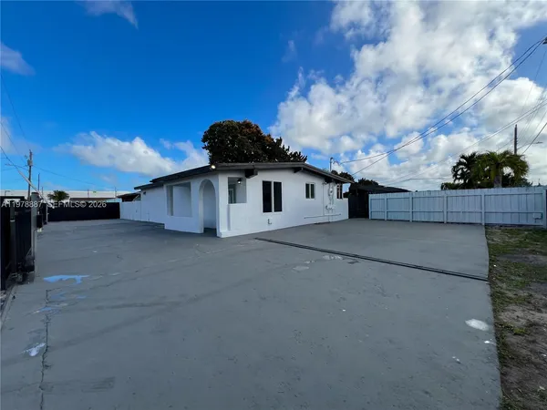 a view of a house with a backyard