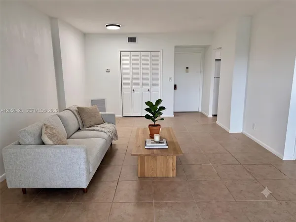 $1,950 | 4400 Hillcrest Drive, Unit 308A, Hollywood, FL 33021