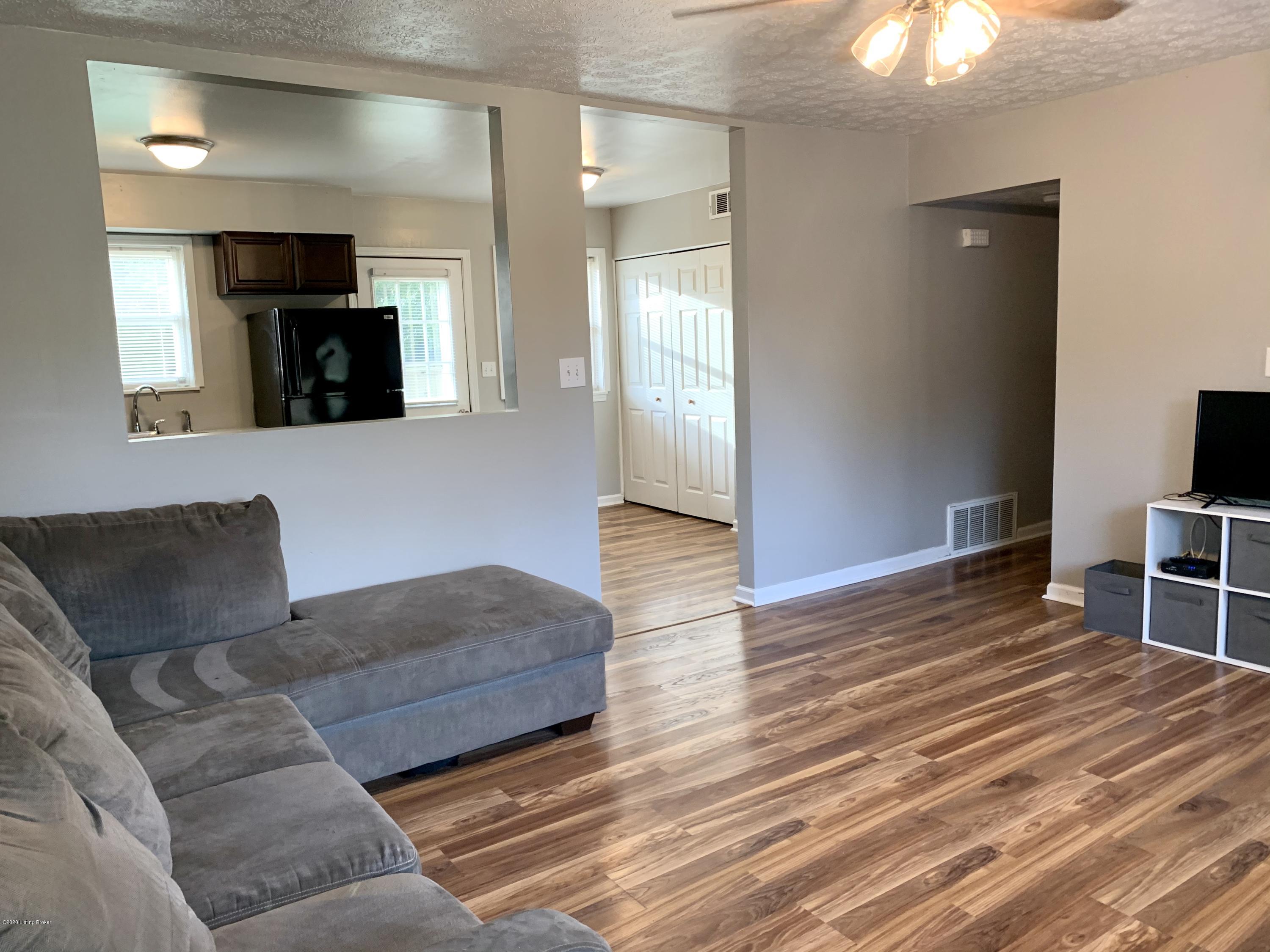 11208 Torrington Road Louisville, KY 40272 - Photo 5 of 19 9E2F4C7F-20C3-42EB-9EE3-6F784564D7E1