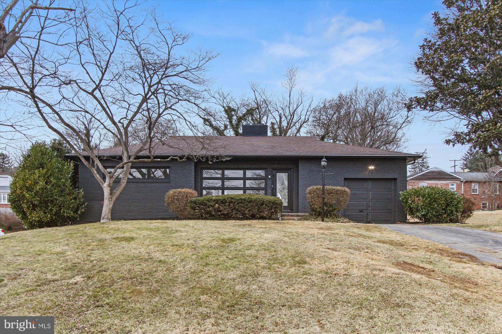 421 Beaumont Road York, PA 17403 - Photo 2 of 25