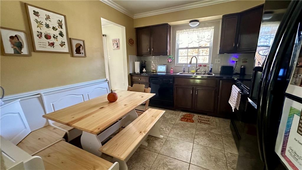 2525 Oakhill Road Gibsonia, PA 15044 - Photo 11 of 36 2ND VIEW OF KITCHEN SHOWING EAT IN BREAKFAST NOOK AND PLENTY OF CABINET SPACE!