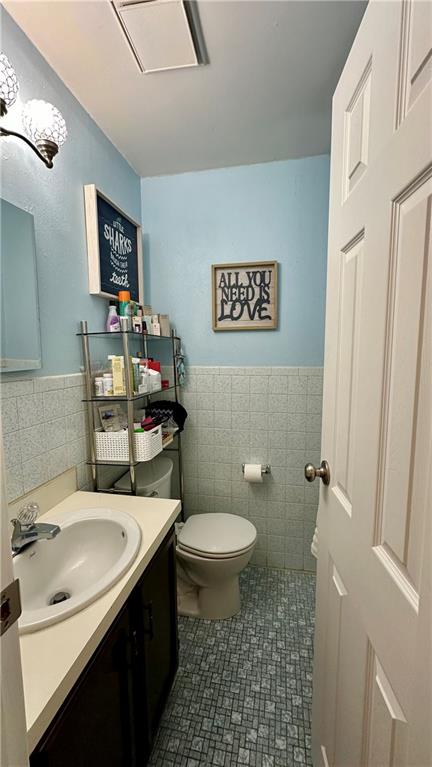 2525 Oakhill Road Gibsonia, PA 15044 - Photo 17 of 36 PRIMARY 1/2 BATH ENSUITE!