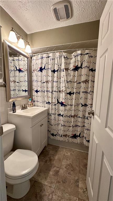 2525 Oakhill Road Gibsonia, PA 15044 - Photo 22 of 36 MAIN LEVEL FULL BATH. NICELY UPDATED!
