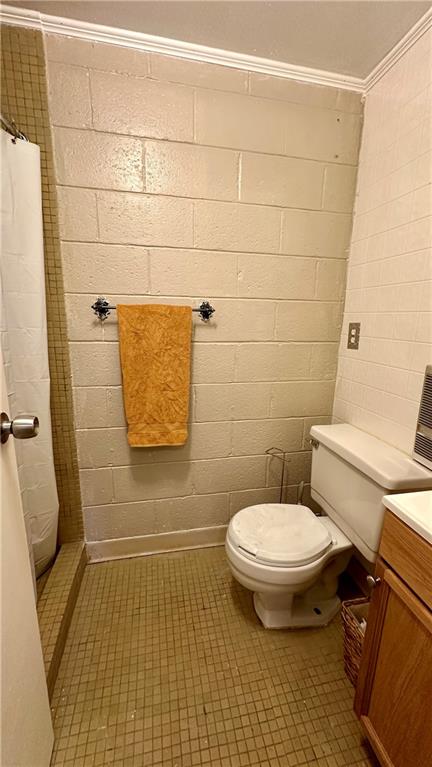 2525 Oakhill Road Gibsonia, PA 15044 - Photo 28 of 36 LOWER LEVEL FULL BATH IS WELL MAINTAINED WITH TILE FLOORING!