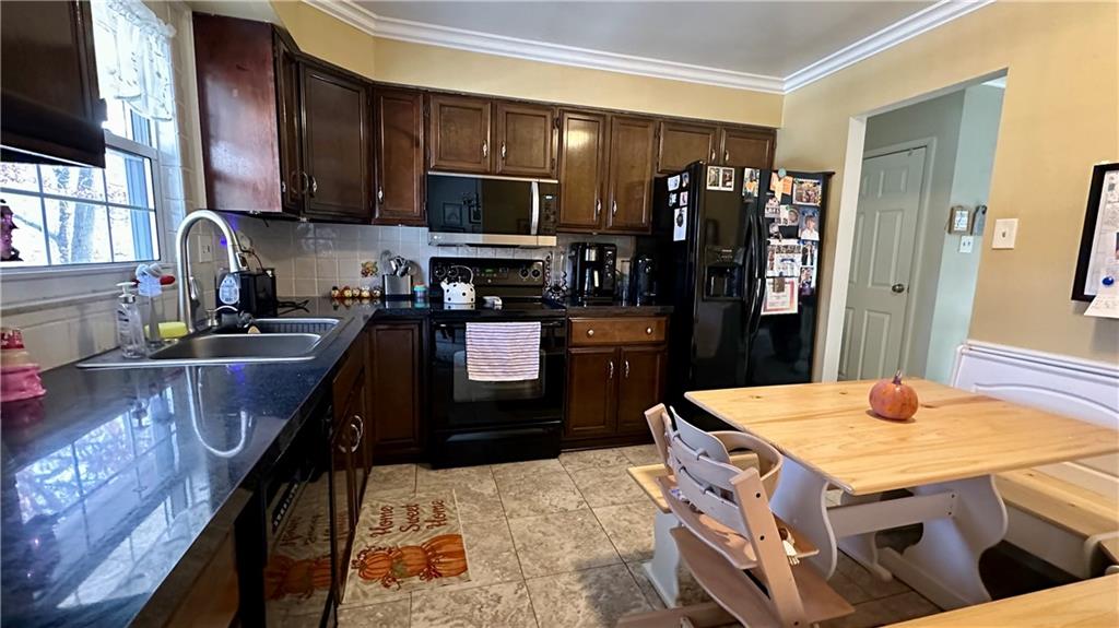 2525 Oakhill Road Gibsonia, PA 15044 - Photo 10 of 36 VERY SPACIOUS KITCHEN WITH BREAKFAST TABLE AND BENCHES!