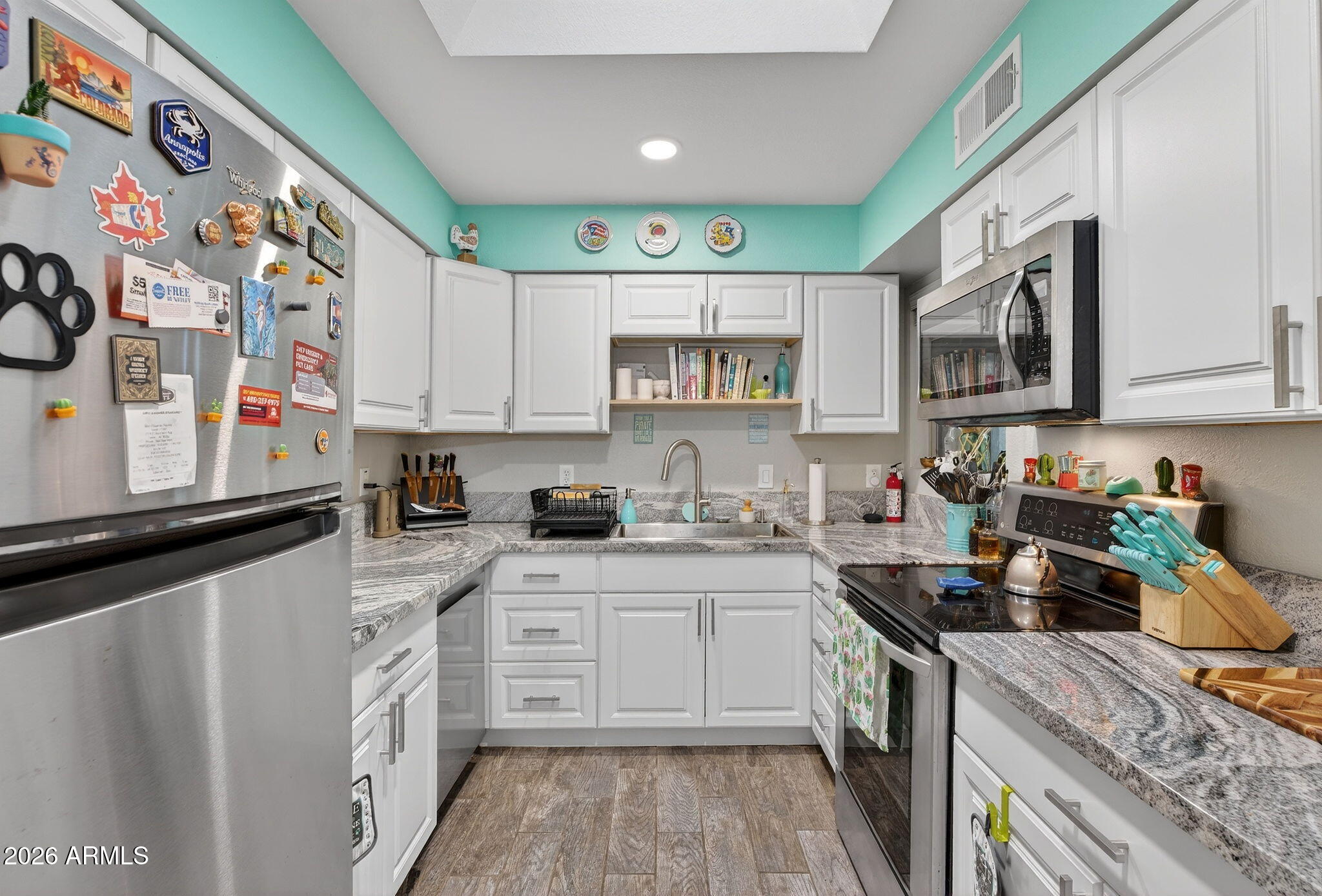 4175 East Pecan Road Phoenix, AZ 85040 - Photo 10 of 33 Kitchen