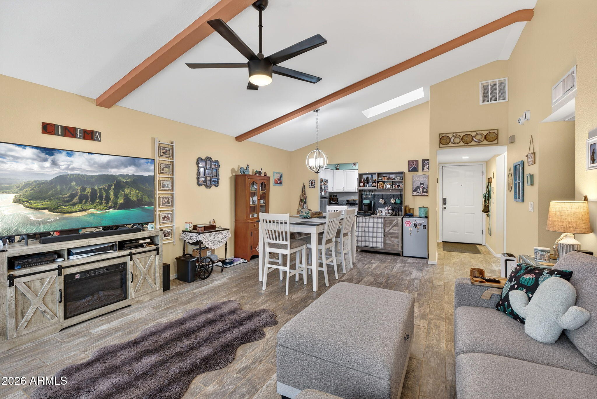 4175 East Pecan Road Phoenix, AZ 85040 - Photo 7 of 33 Vaulted Ceilings