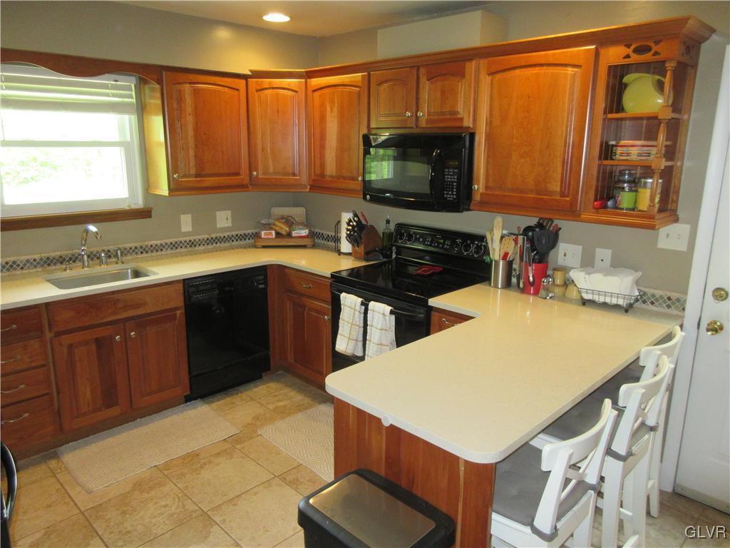 953 Powder Mill Road Bethlehem, PA 18017 - Photo 17 of 33 Modern kitchen